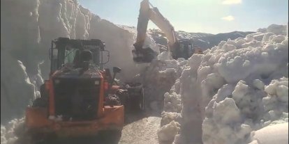 Şırnak'ta haziran ayında kar mesaisi: Yayla yolları temizleniyor