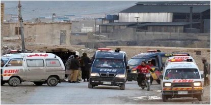 Pakistan'da otobüs uçuruma yuvarlandı: 24 ölü