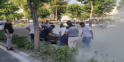 Batman'da seyir halindeki otomobil alev aldı