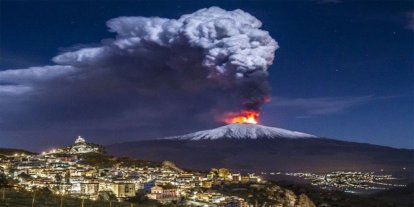 Etna Yanardağı'nda patlama: Kül bulutu nedeniyle uçak seferleri iptal edildi