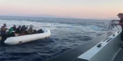 İzmir açıklarında 25 düzensiz göçmen yakalandı