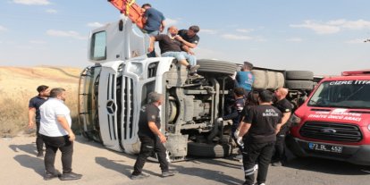 Cizre'de devrilen tırın sürücüsü yaralandı
