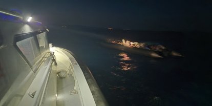 İzmir'de 41 düzensiz göçmen ile 1 göçmen kaçakçısı yakalandı