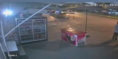 Park halindeki minibüse çarpan sürücü yaralandı