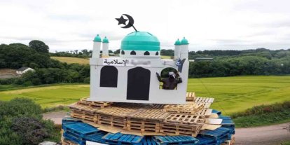 Kuzey İrlanda'da cami maketinin yakılmasına "nefret suçu" soruşturması