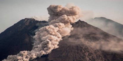 Merapi Yanardağı lav ve kül püskürttü