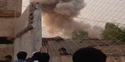 Pakistan'da bombalı araçla saldırı: 5 polis yaralandı