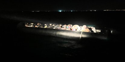 Aydın'da açıklarında 38 düzensiz göçmen ile 2 göçmen kaçakçısı şüphelisi yakalandı.