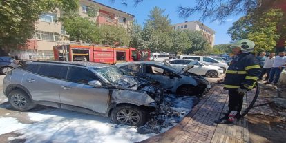 Siirt'te park halindeki otomobil yandı, alevler diğer araca sıçradı
