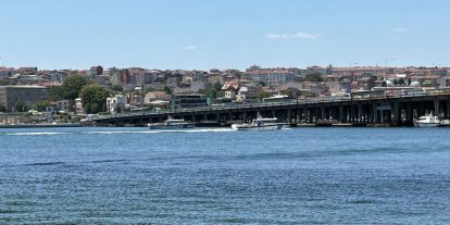 İstanbul Haliç'te tur teknesi köprü ayağına çarptı: Bir personel denizde kayboldu