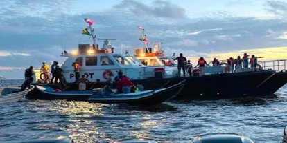 Guyana açıklarında 100'den fazla kişiyi taşıyan yolcu feribotu battı
