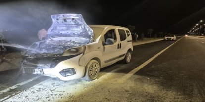 Batman'da seyir halindeki hafif ticari araç yandı