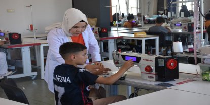 Gaziantep'te çocuklar yaz tatilini dikiş öğrenerek değerlendiriyor