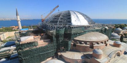 Ayasofya Camii'ndeki restorasyonda yeni aşama: Ana kubbe geçici çelik çatıyla korunuyor