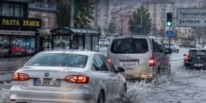 İstanbul ve Ankara'da şiddetli sağanak hayatı felç etti