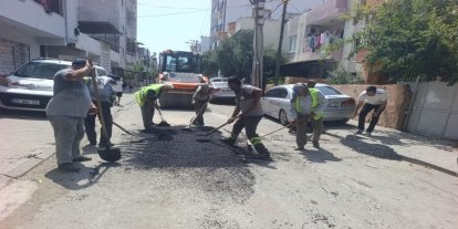 Mersin'in Akdeniz ilçesinde yol bakım ve onarım çalışmaları sürüyor