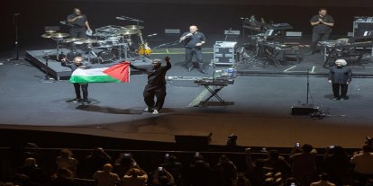 Singapur polisinden dünyaca ünlü Massive Attack'a Filistin Bayrağı açtığı için gözaltı