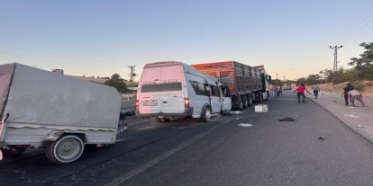 Malatya'da mevsimlik tarım işçilerini taşıyan minibüs tıra çarptı: 3'ü ağır 18 yaralı