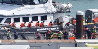 Manş Denizi'nde alev alan tekneden 157 göçmen kurtarıldı
