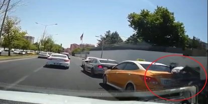 Diyarbakır'da motosikletin araca çarpma anı kameralara yansıdı