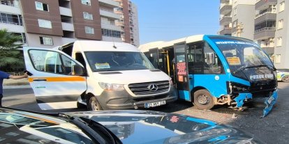 Mersin'de iki minibüs çarpıştı: 2 yaralı