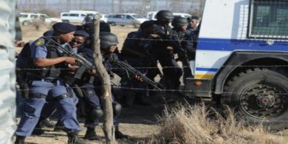 Güney Afrika Cumhuriyeti'nde güvenlik güçlerine saldrı: 2'si polis 4 ölü