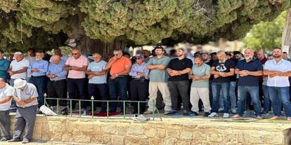 On binlerce Filistinli Mescid-i Aksa'da cuma namazı kıldı