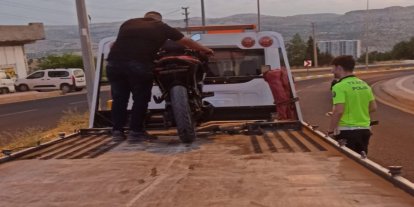 Motosiklet elektrik direğine çarptı: Sürücü ağır yaralandı