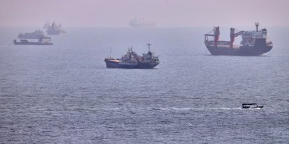 Hürmüz ve Babülmendep'te deniz trafiği yavaşladı