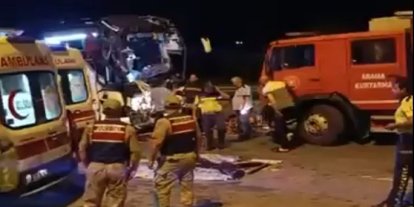 Gaziantep'te yolcu otobüsü tıra arkadan çarptı: 2 ölü, 22 yaralı