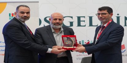 Filistin Alimler Birliği Başkanı Tekruri’ye İstanbul Arapça Kitap Fuarı’nda onur plaketi