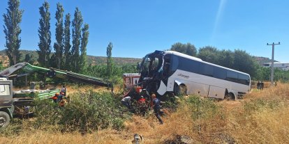 Yolcu otobüsü şarampole devrildi: 2 yaralı