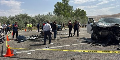Van'da iki araç kafa kafaya çarpıştı: 2 ölü, 9 yaralı