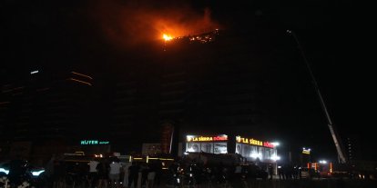 Diyarbakır Valisi Zorluoğlu: 3'ü itfaiye eri, 2 bina sakini olmak üzere 5 kişi yangından etkilendi