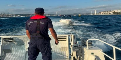 İstanbul'da sürüklenen teknedeki 2 kişi kurtarıldı
