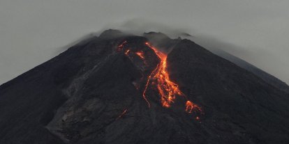 Endonezya’da Merapi Yanardağı'nda patlama