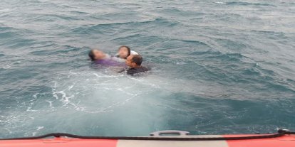 Van Gölü’ndeki boğulma tehlikesi geçiren biri çocuk 3 kişi kurtarıldı