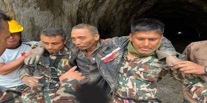 Nepal'deki felaketten 10 gün sonra bir kişi daha canlı kurtarıldı