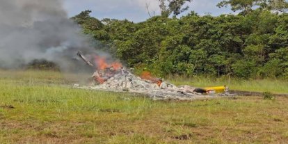Malezya'da 5 kişiyi taşıyan helikopter düştü