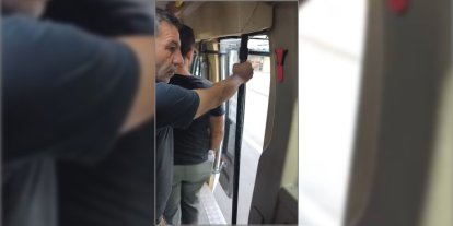 Kapısı bozuk minibüs yolcularla seferine devam etti