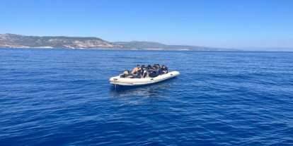 İzmir açıklarında 15 düzensiz göçmen yakalandı