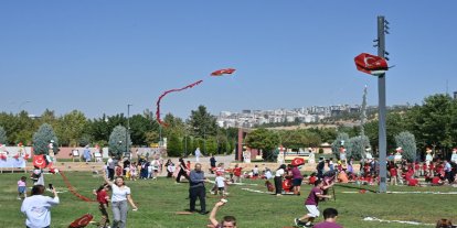 Şanlıurfa'da Gazze'deki çocuklar için uçurtmalar gökyüzüne bırakıldı