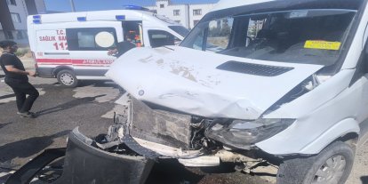 Batman'da minibüs ile hafif ticari araç çarpıştı: Bir yaralı