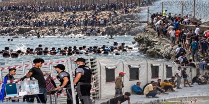 Ceuta'da göçmen kabul merkezi doldu: Göçmenler sahilde kamp kurdu