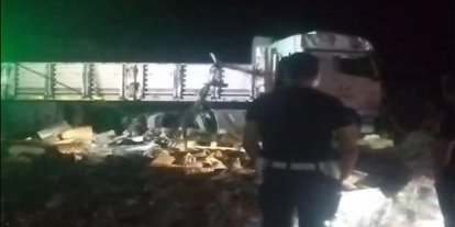Batman-Diyarbakır yolunda meyve suyu yüklü tır devrildi