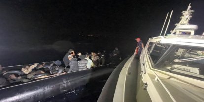 İzmir açıklarında 56 düzensiz göçmen yakalandı