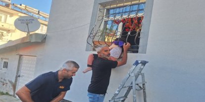 Pencere korkuluğuna kafası sıkışan çocuk kurtarıldı