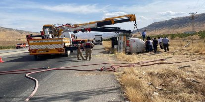 Batman-Hasankeyf yolunda tanker devrildi: 1 yaralı