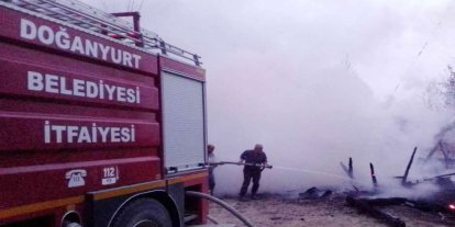Kastamonu'da ahşap ev ve ahır alev aldı: Hayvanlar telef oldu