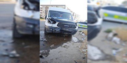 Şanlıurfa'da iki araç kafa kafaya çarpıştı